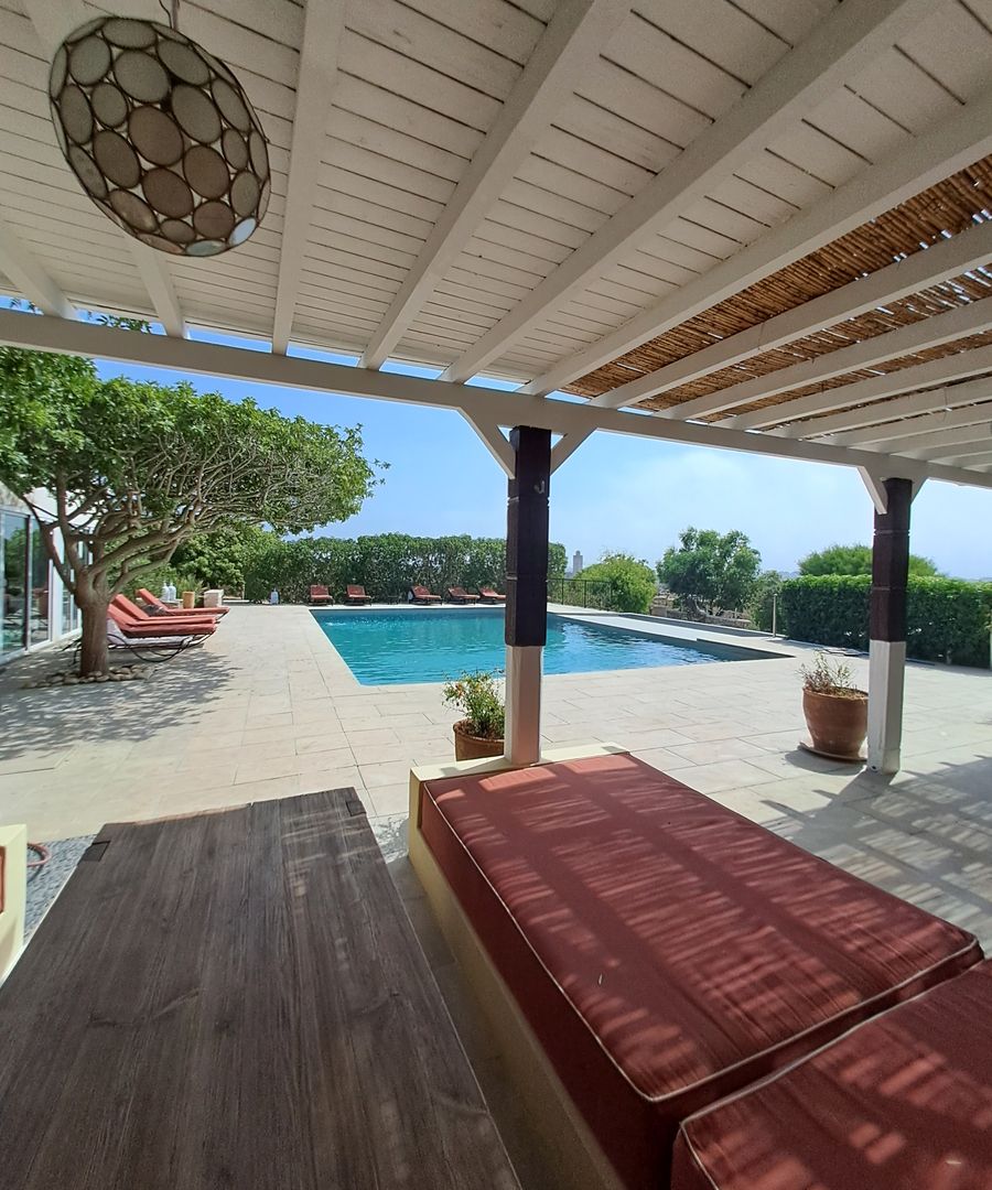 Poolside Bar & Lounge